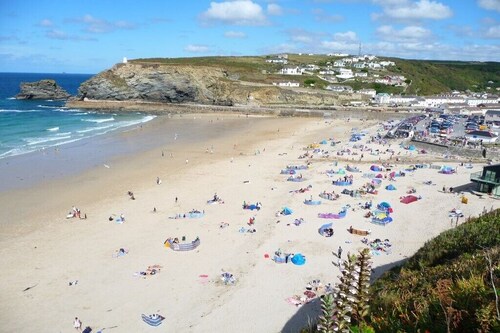 3~Short walk~Beach~Pubs~Shops: Chlorine safe Pool and Hot tub, Games room, WiFi 