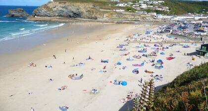 3~Short walk~Beach~Pubs~Shops: Chlorine safe Pool and Hot tub, Games room, WiFi