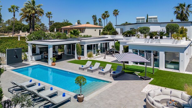 A modern house with a swimming pool, outdoor seating, and a well-maintained lawn. - Villa Allegra - Quinta do Lago (Quinta do Lago)