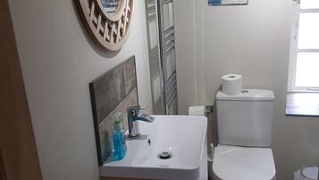 Dusj, hårføner, håndklær og toalettpapir