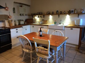 Fridge, microwave, oven, stovetop - Cosy & quirky cottage in the centre of Alston (Alston)