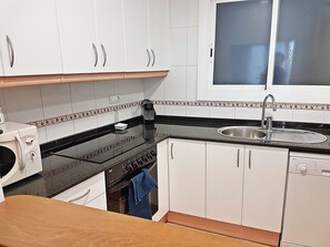 Een koelkast, een microgolfoven, een oven