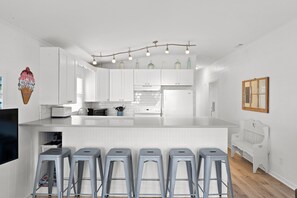 Refrigerador, microondas, horno, placa de cocina