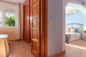 5 Schlafzimmer, Bügeleisen/Bügelbrett, WLAN