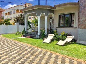 Terrace/patio - Cardamon Villa is a luxury 2 bedroom detached villa 150 meter from the beach. (Flic en Flac)