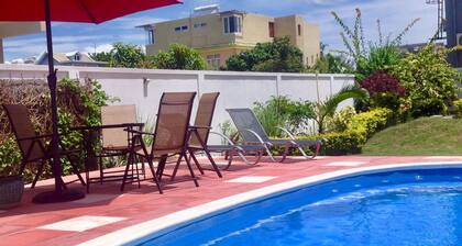 Die Cardamon Villa ist eine luxuriöse Villa mit 2 Schlafzimmern, 150 m vom Strand entfernt.