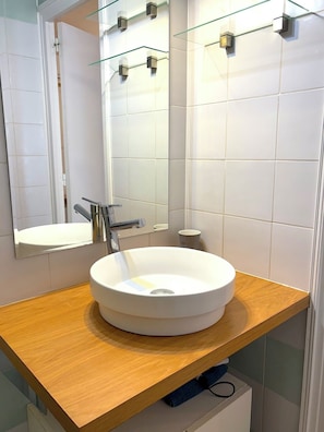 Doccia, asciugacapelli, asciugamani, carta igienica