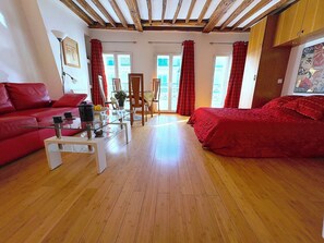 Iron/ironing board, WiFi, bed sheets