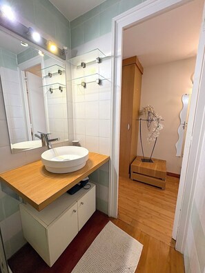 Doccia, asciugacapelli, asciugamani, carta igienica