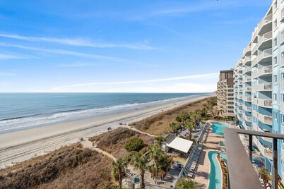 Spacious oceanfront condo, close to restaurants + Free Attraction Tickets!