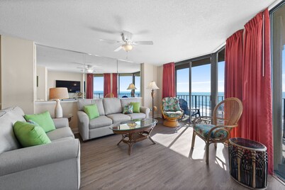 Spacious oceanfront condo, close to restaurants + Free Attraction Tickets!