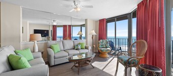 Spacious oceanfront condo, close to restaurants + Free Attraction Tickets!