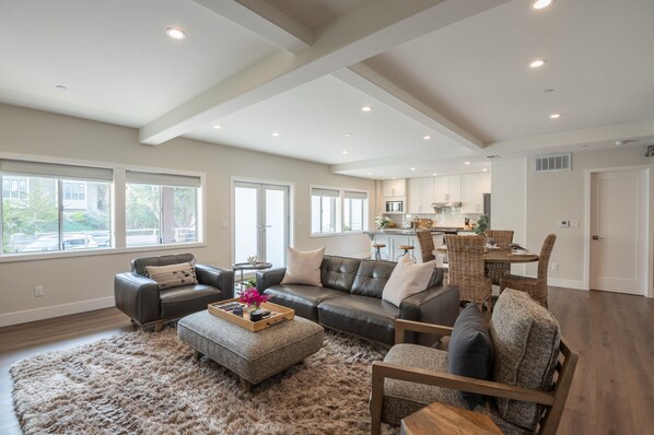 Smart TV, fireplace, books, stereo