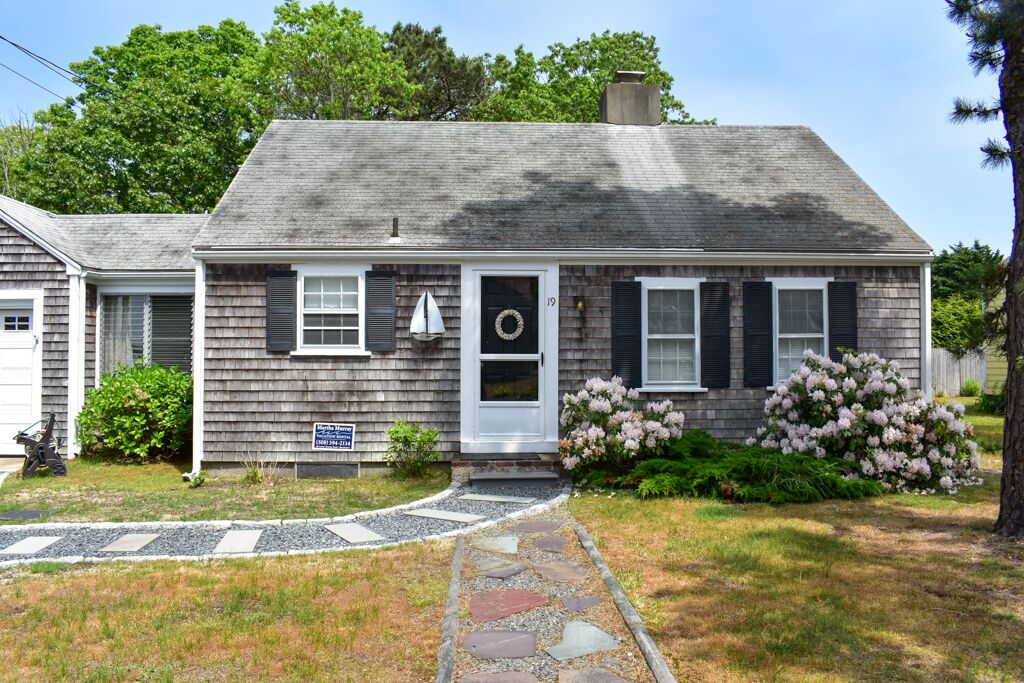 Two bedroom just .4 miles from Pleasant Street Beach