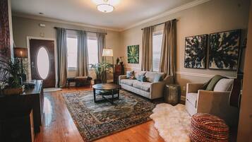 Smart-tv, een open haard, videospelletjes en een dvd-speler