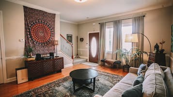 Smart-tv, een open haard, videospelletjes en een dvd-speler