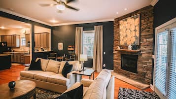 Smart-tv, een open haard, videospelletjes en een dvd-speler