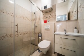 Douche, séchoir à cheveux, serviettes fournies