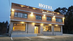 A two-story hotel with a sign reading "HOTEL REIGOSA". - Hotel Reigosa (Ponte Caldelas)