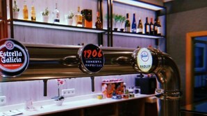 A bar with a tap labeled '1906 Reserva Especial' and 'Estrella Galicia' beer. - Hotel Reigosa (Ponte Caldelas)