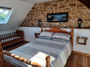 4 bedrooms, iron/ironing board, free WiFi, bed sheets