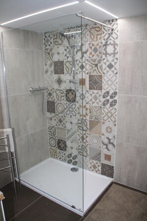 Dusche, Haartrockner, Toilettenpapier