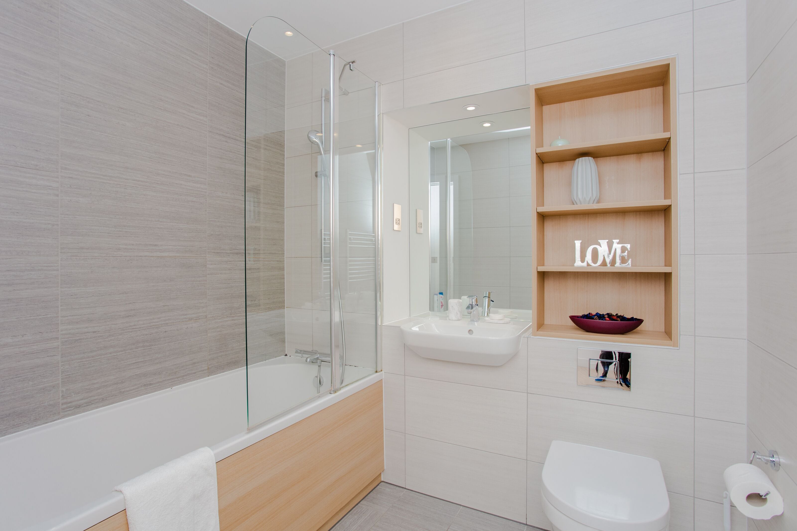 Combined shower/bathtub, hair dryer, towels, soap