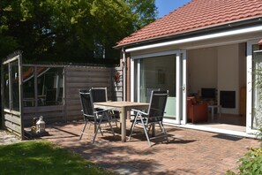 Outdoor dining - Detached 6 persons holiday home, completely fenced garden in holidaypark Zomerdorp (Brouwershaven)