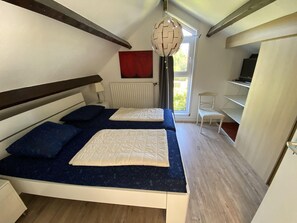 4 bedrooms, free WiFi, bed sheets - Detached 6 persons holiday home, completely fenced garden in holidaypark Zomerdorp (Brouwershaven)