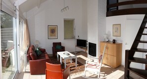 Een televisie en een open haard