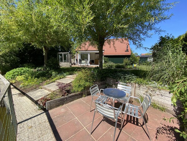 Outdoor dining - Detached 6 persons holiday home, completely fenced garden in holidaypark Zomerdorp (Brouwershaven)