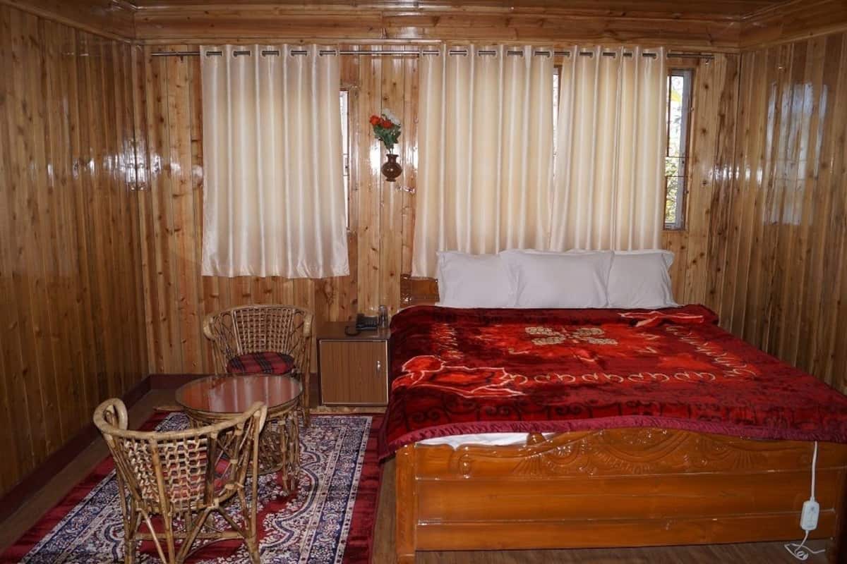 Deluxe Room, 1 King Bed, Mountain View | Living room