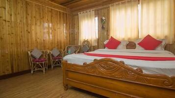 Deluxe Room, 1 King Bed, Mountain View | Living room