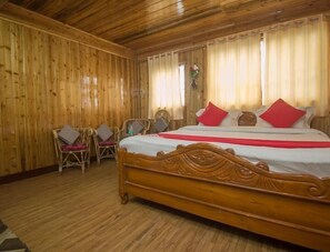 Deluxe Room, 1 King Bed, Mountain View | Living room - Hotel Nirala (Darjeeling)