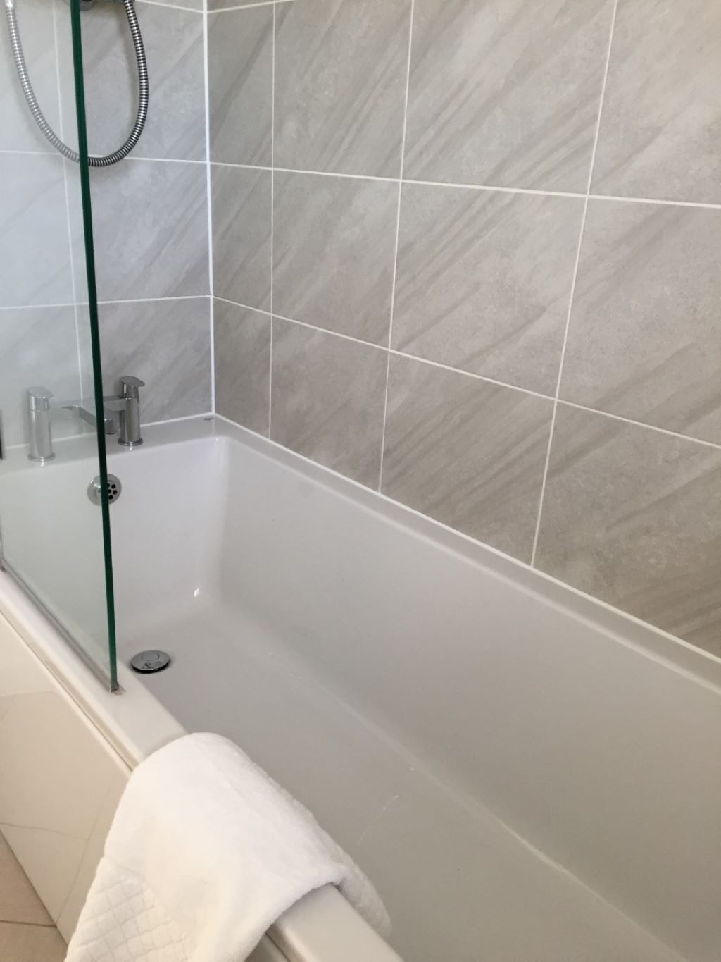 Hiustenkuivaaja, pyyhkeet, saippua, sampoo