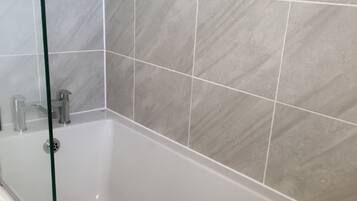 Asciugacapelli, asciugamani, sapone, shampoo