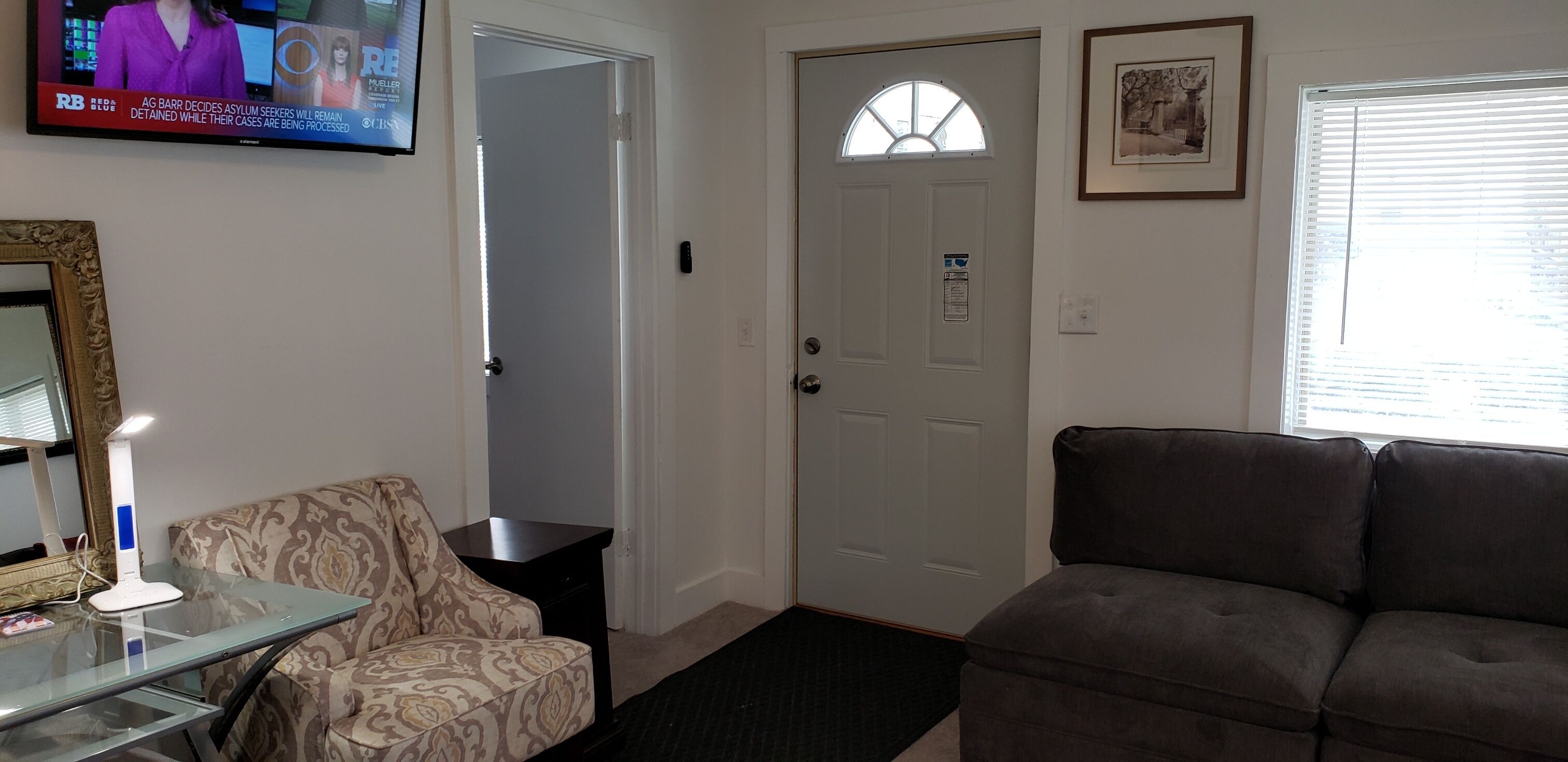 Smart TV, books, stereo, offices