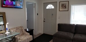 Smart TV, libri, impianto stereo, studio