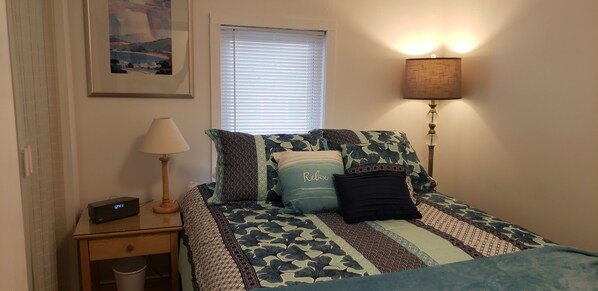 5 bedrooms, iron/ironing board, WiFi, bed sheets - Downtown Ionia 2 Story Cottage (Ionia)