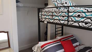 5 bedrooms, iron/ironing board, WiFi, bed sheets