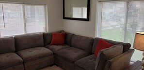 Smart TV, books, stereo, offices - Downtown Ionia 2 Story Cottage (Ionia)