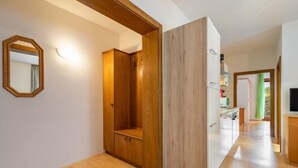 Ein modernes Interieur mit Holzböden, einem Einbauschrank und einem Spiegel.