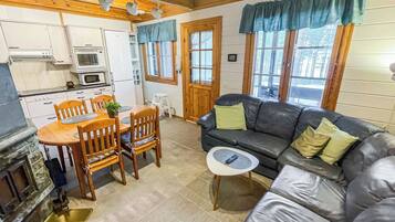 Ein gemütliches Interieur mit Essbereich, einer Couch und einer Küche.