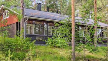 Ein Haus mit einer Veranda, umgeben von Bäumen.