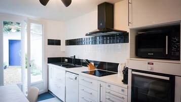 Réfrigérateur, micro-ondes, four, plaque de cuisson