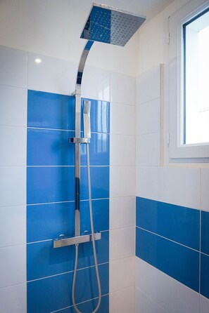 Dusj, hårføner, håndklær og toalettpapir