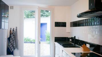 Frigorífico, microondas, horno y placa de cocina