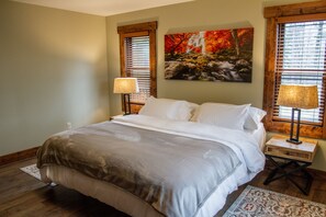 The Sunflower | 2 bedrooms, Egyptian cotton sheets, premium bedding, down duvets - Asheville Country Cabins (Asheville)