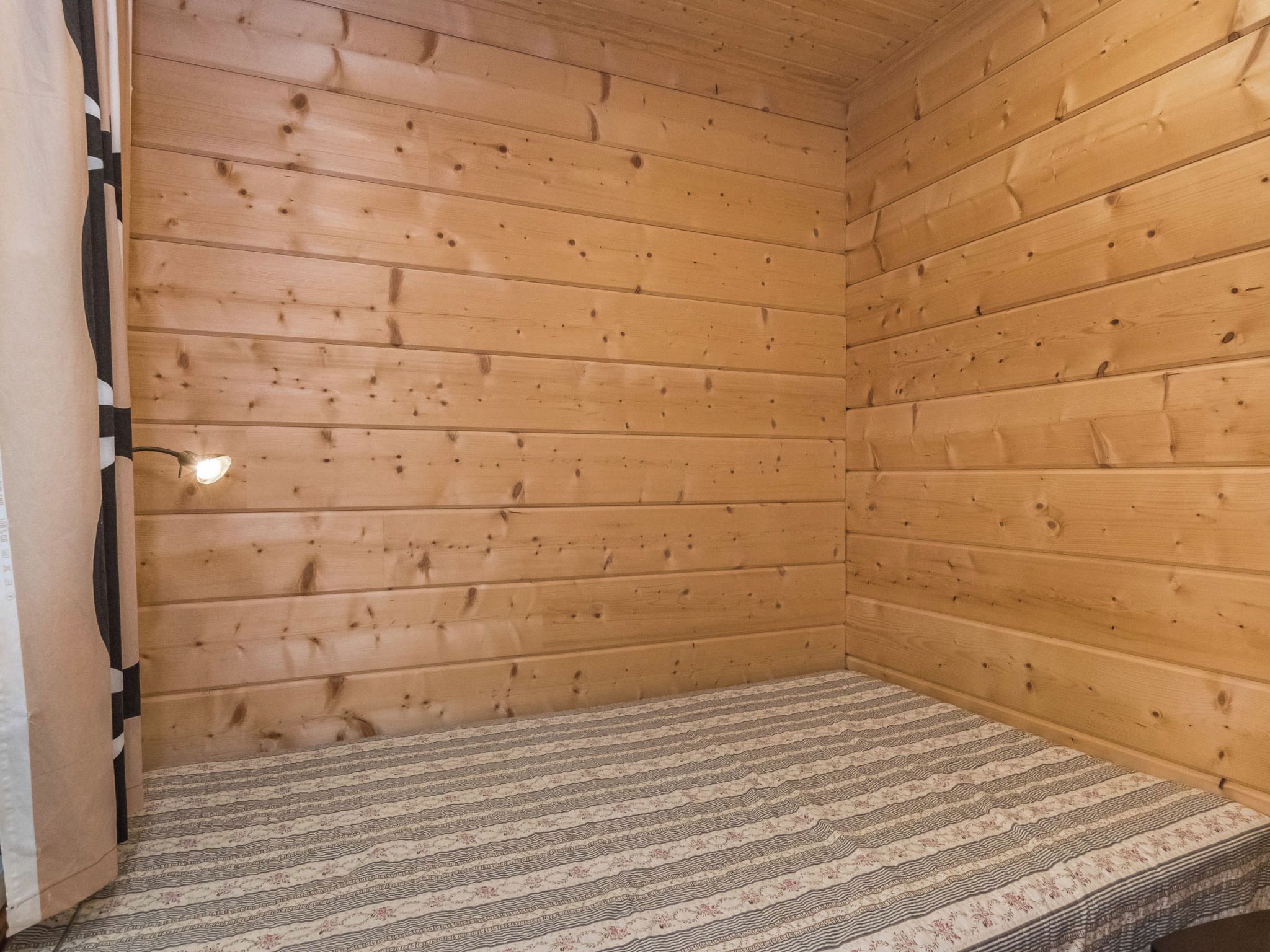 Een kamer met houten wanden en een kamerbreed tapijt.