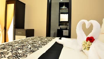 Habitación doble, 1 cama de matrimonio | Ropa de cama hipoalergénica, caja fuerte, decoración individual